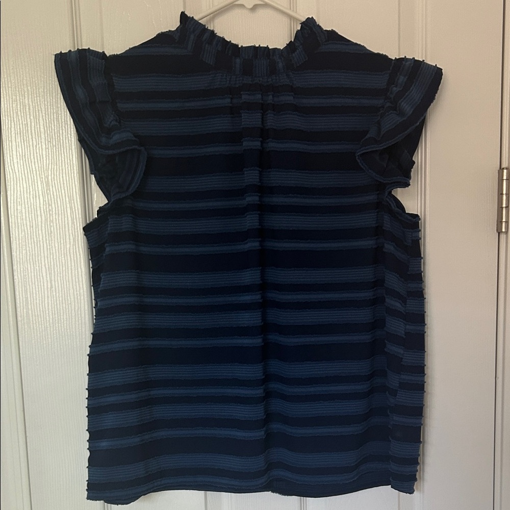 Voy Boutique Top with back tie and ruffle sleeves, L